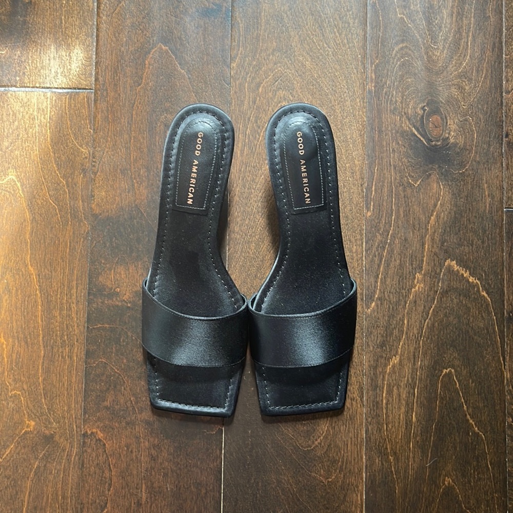 Never worn Good American slide